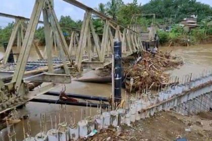 Kondisi jembatan yang ambrol. Sumber: Tribunnews.com