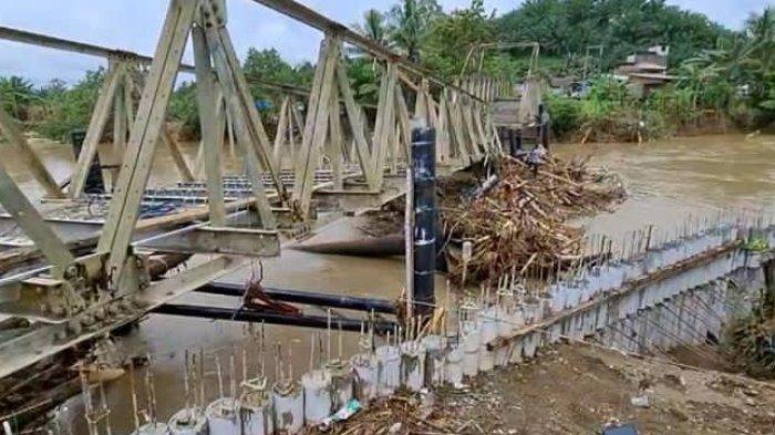 Kondisi jembatan yang ambrol. Sumber: Tribunnews.com