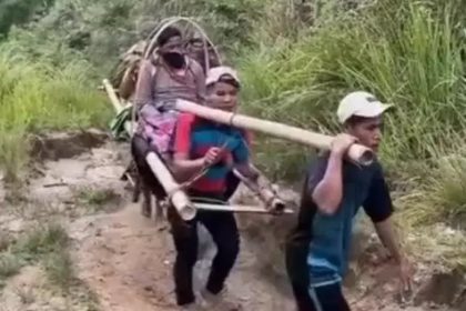 Masyarakat menandu warga Desa Kalumakki yang sakit menuju ke Puskesmas. Sumber: beritasatu.com