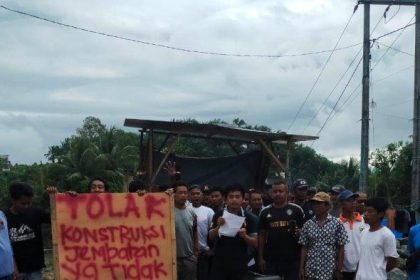 Aksi unjuk rasa warga Desa Leling di lokasi pembangunan jembatan. Sumber: Tribunnews.com.