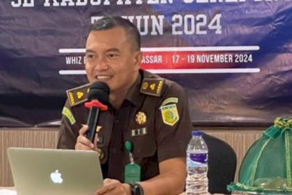 Kasi Intel Kejaksaan Negeri Jeneponto, Muh Zahroel Ramadhan saat melakukan konferensi pers. Sumber: Sulselsatu.com.
