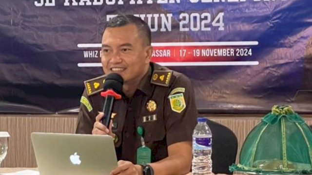 Kasi Intel Kejaksaan Negeri Jeneponto, Muh Zahroel Ramadhan saat melakukan konferensi pers. Sumber: Sulselsatu.com.
