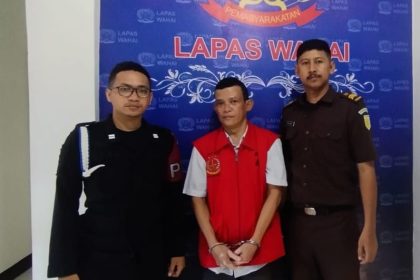 Tersangka korupsi DD/ADD Negeri Air Kasar, Kabupaten SBT inisial URDAP (tengah). Sumber : terasmaluku.com