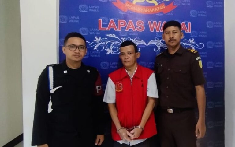 Tersangka korupsi DD/ADD Negeri Air Kasar, Kabupaten SBT inisial URDAP (tengah). Sumber : terasmaluku.com