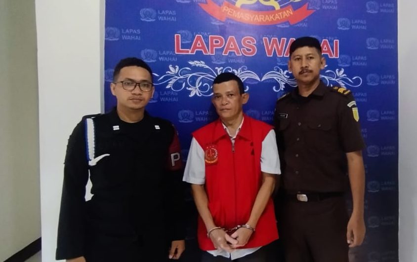 Tersangka korupsi DD/ADD Negeri Air Kasar, Kabupaten SBT inisial URDAP (tengah). Sumber : terasmaluku.com