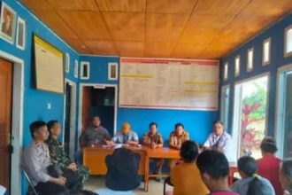 Proses pembagian BLT Dana Desa di Desa Mandula. Sumber:jurnaltelegraf.com.