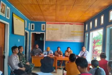 Proses pembagian BLT Dana Desa di Desa Mandula. Sumber:jurnaltelegraf.com.