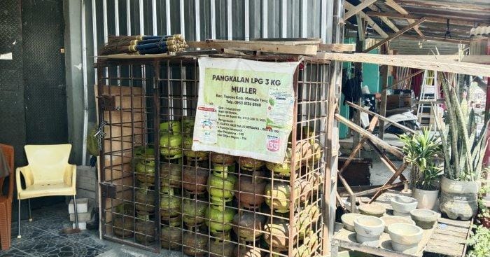 Kelangkaan Gas di Desa Topoyo. Sumber: Tribunnews.com.
