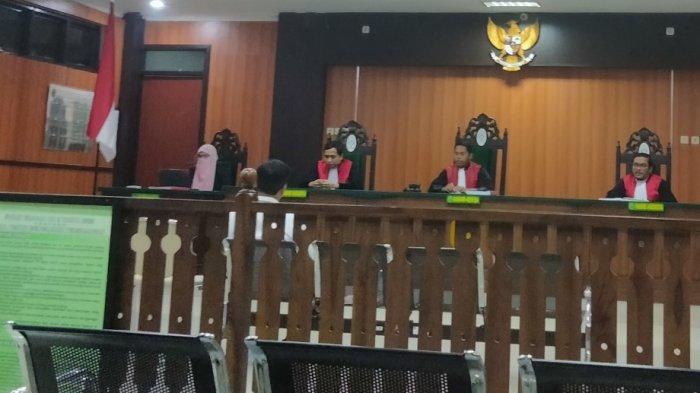 Persidangan kasus pelanggaran Pilkada oleh Kades Betteng. Sumber: tribunnews.com.