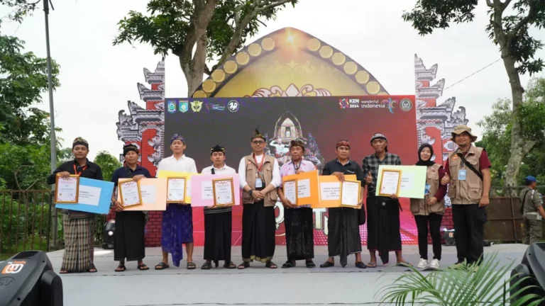 Kepala Museum NTB Ahmad Nuralam (tengah) berfoto bersama perwakilan dari pemenang Festival Museum Desa: Pameran Pusaka Desa 2024, di Taman Lingsar, Lobar, Minggu (15/12), Sumber: Istimewa