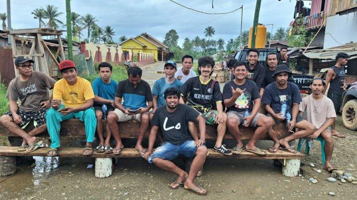 Sejumlah anggota IKB Halmahera Selatan, Maluku Utara. Di mana mereka menolak kehadiran PT IMS di Pulau Obi. Sumber : tribunternate.com