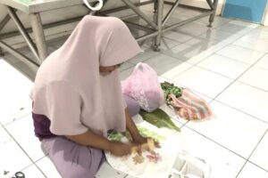 Pembuatan tas kanvas dengan teknik Ecoprint. Sumber : ambon.antaranews.com