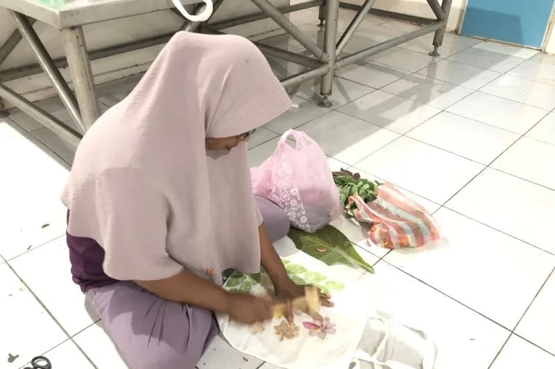 Pembuatan tas kanvas dengan teknik Ecoprint. Sumber : ambon.antaranews.com