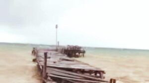 Kondisi jembatan penyeberangan laut di Desa Tabamas dihantam ombak. Sumber : tribunternate.com