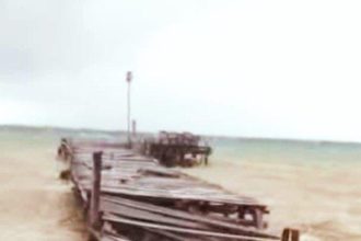 Kondisi jembatan penyeberangan laut di Desa Tabamas dihantam ombak. Sumber : tribunternate.com