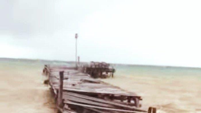 Kondisi jembatan penyeberangan laut di Desa Tabamas dihantam ombak. Sumber : tribunternate.com