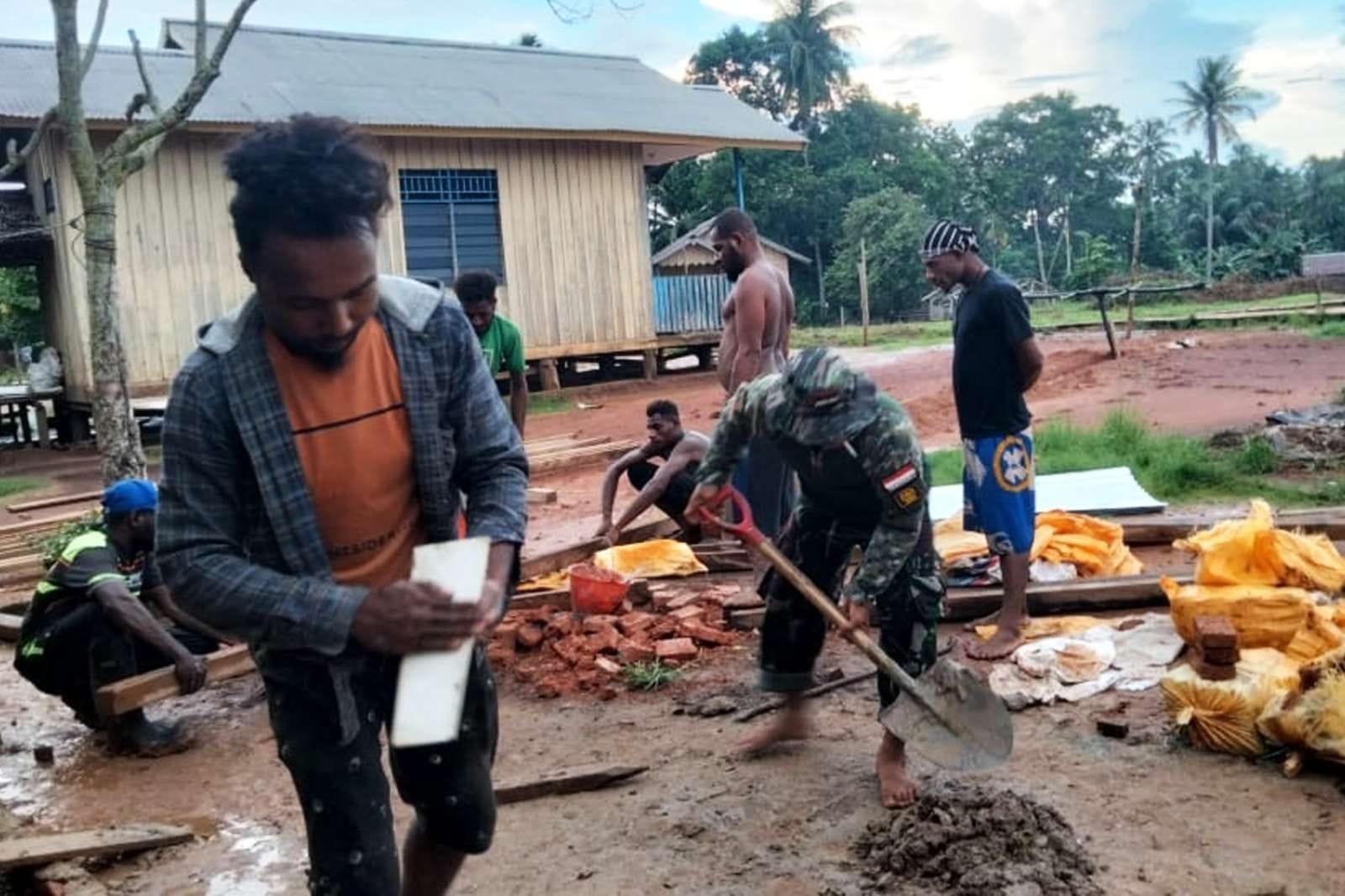 Babinsa dan warga kerja bakti membangun MCK umum. Sumber : rri.co.id