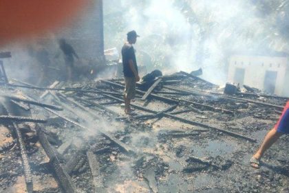 Kondisi rumah warga di Desa Batu Pannu yang telah terbakar. Sumber: Tribun-Sulbar.com