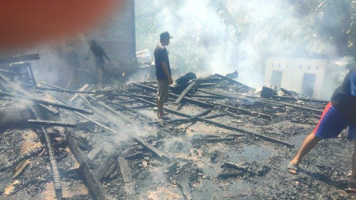 Kondisi rumah warga di Desa Batu Pannu yang telah terbakar. Sumber: Tribun-Sulbar.com