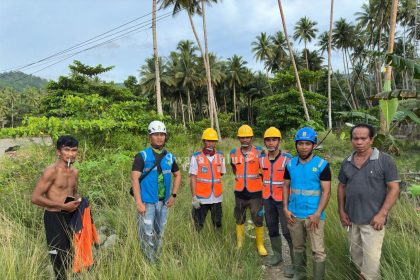 Tim khusus dari Perusahaan Listrik Negara (PLN) saat melakukan pemulihan sejumlah jaringan listrik.Sumber : swaramalut.com