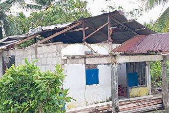 Salah satu rumah yang rusak akibat diterjang angin kencang. Sumber : rri.co.id