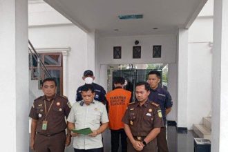Pejabat Kejati Bangka Belitung saat melakukan penahanan kepada tersangka. Sumber: babelnews.id
