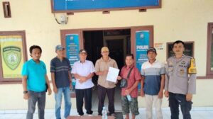 Foto bersama usai mediasi antara dua warga Desa Sulibajo. Sumber: Tribunnews.com