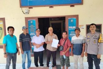 Foto bersama usai mediasi antara dua warga Desa Sulibajo. Sumber: Tribunnews.com