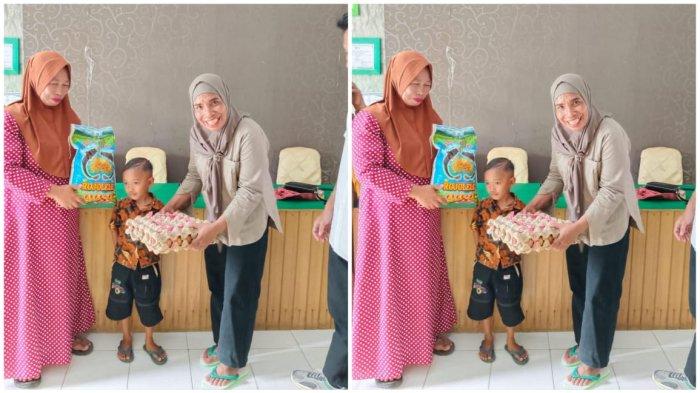 Kepala Dinas Kesehatan Pulau Taliabu saat menyalurkan parcel sehat kepada anak stunting di Desa Gela. Sumber : tribunternate.com