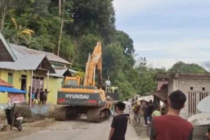 Alat berat milik salah satu perusahaan yang tetap bersikeras masuk ke wilayah Gunung Tinggi di Dusun Talaga, Desa Piru. Sumber : ameks.fajar.co.id
