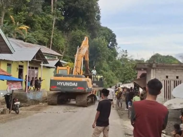 Alat berat milik salah satu perusahaan yang tetap bersikeras masuk ke wilayah Gunung Tinggi di Dusun Talaga, Desa Piru. Sumber : ameks.fajar.co.id