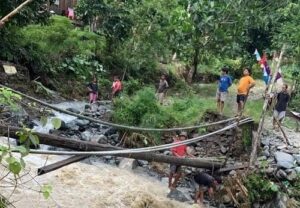 Kondisi jalan penghubung tiga desa di Kabupaten Mamuju. Sumber: Inews.com