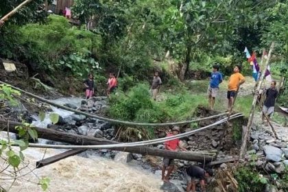 Kondisi jalan penghubung tiga desa di Kabupaten Mamuju. Sumber: Inews.com