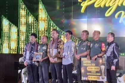 Penyerahan penghargaan kampung Pancasila kepada Kades Puntari Makmur. Sumber:Tribunnews.com