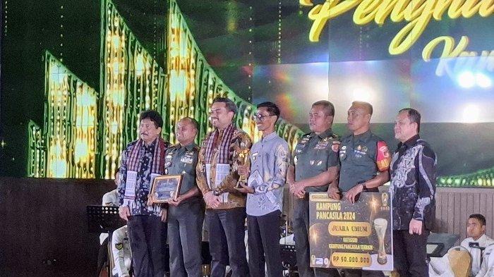 Penyerahan penghargaan kampung Pancasila kepada Kades Puntari Makmur. Sumber:Tribunnews.com