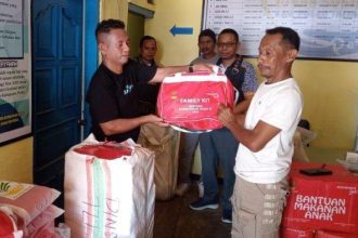 Penyerahan bantuan logistik kepada Pj Kepala Desa Nggaki. Sumber : tribunternate.com