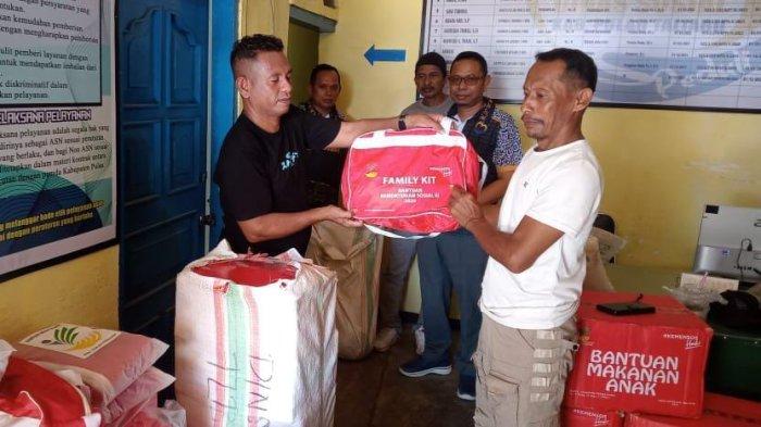 Penyerahan bantuan logistik kepada Pj Kepala Desa Nggaki. Sumber : tribunternate.com