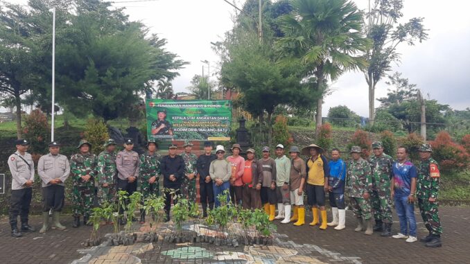 TNI AD Bersama Rakyat Tanam Pohon Keras dan Pohon Buah di Desa Ngajum, Kabupaten Malang Jawa Timur,. Sumber Foto: SurabayaPost