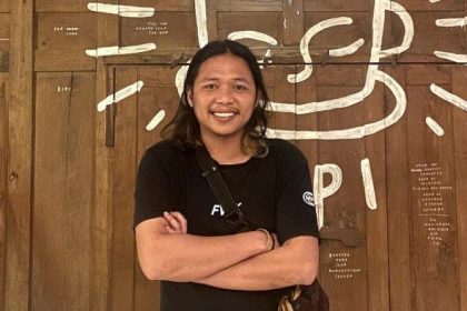 Aktivis Geram saat mendatangi Kantor Dinas PMD Mamasa. Sumber: tribunnews.com
