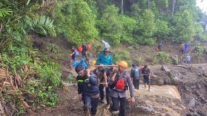 Proses evakuasi warga terdampak tanah longsor. Sumber:detik.com