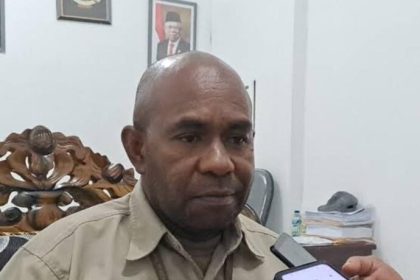 Ketua KPU Yapen, Zakeus Rumpedai. Sumber : pelitaekspres.com