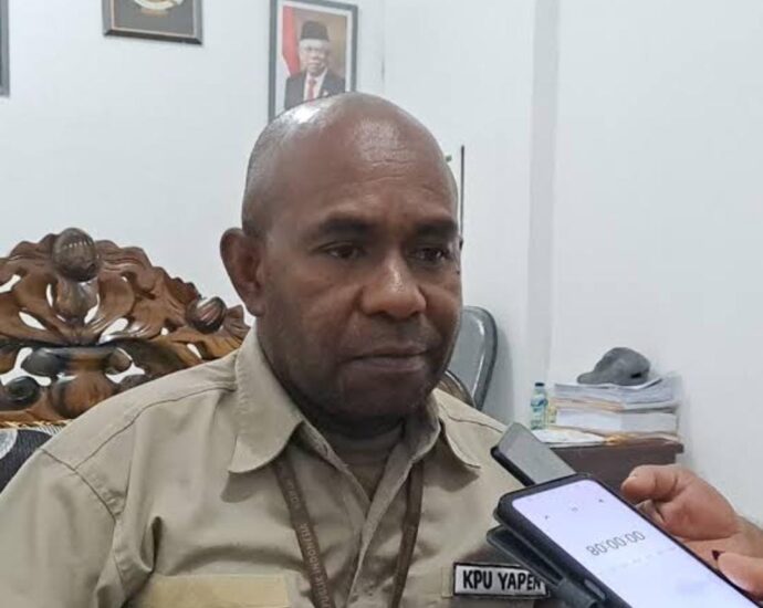 Ketua KPU Yapen, Zakeus Rumpedai. Sumber : pelitaekspres.com