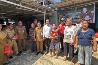 Pemerintah Kabupaten (Pemkab) Mempawah kolaborasi bersama Kejaksaan Negeri (Kejari) Mempawah menggelar operasi pasar di Desa Bukit Batu: Sumber: Diskominfo
