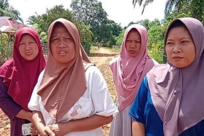 Warga Desa Padang Kuas saat menyampaikan protes. Sumber: tribunbengkulu.com
