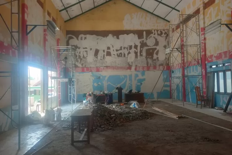 Pemerintah Desa Mekarsari, Kecamatan Cianjur, melaksanakan renovasi aula dan kantor pelayanan. Sumber : radarcianjur