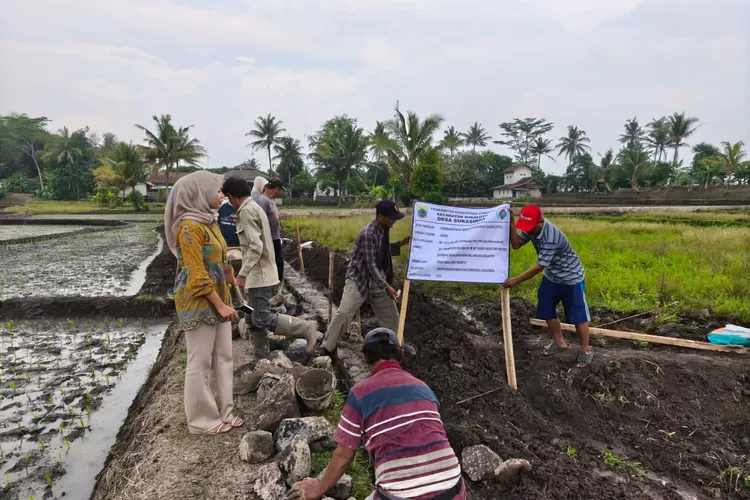Pemerintah Desa Sukasirna Kecamatan Sukaluyu, bangun TPT penghubung dua kampung. Sumber : radarcianjur