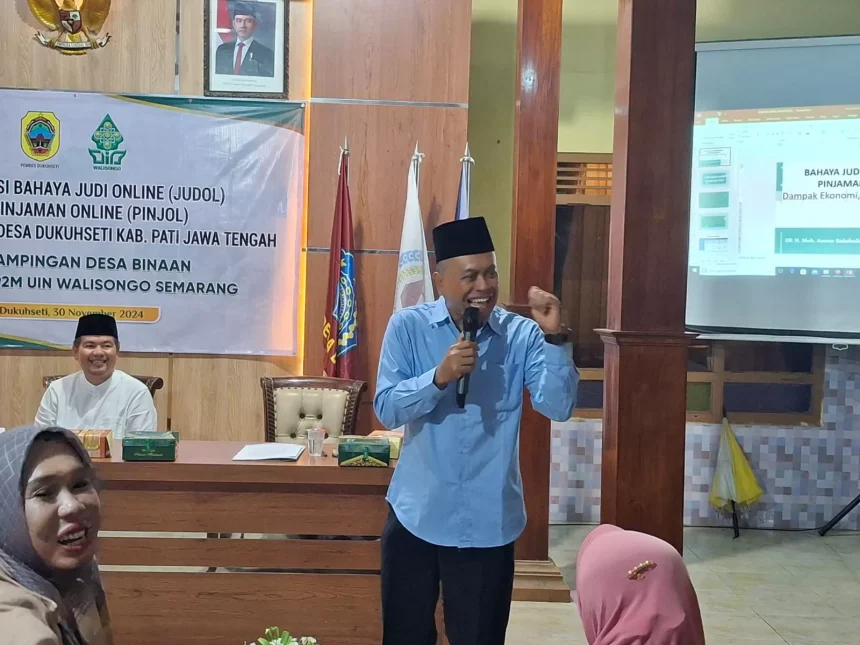 Pemerintah Desa Dukuhseti bersama UIN Walisongo sosialisasi bahaya judol dan pinjol di balai desa setempat akhir pekan ini. Sumber : Ahmad Rifa&Rsquo,Radar Kudus