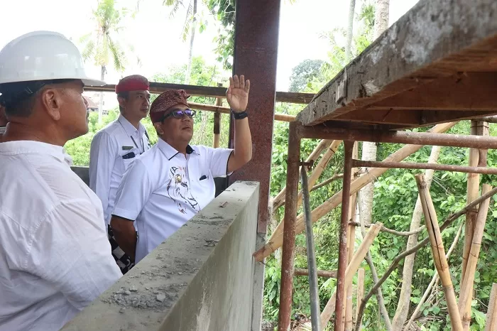 Bupati Tabanan, I Komang Gede Sanjaya, meninjau pembangunan Krematorium di Setra Gandamayu Desa Adat Kota Tabanan. Sumber Foto : PosBali.Net