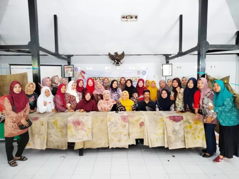 Para kader PKK Desa Kemantren mendapatkan pelatihan membatik ecoprint, pekan lalu. Sumber : indah/jprm