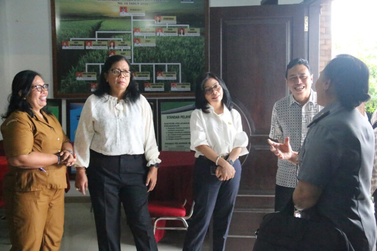 Kepala BPHN Min Usihen didampingi Kakanwil Kemenkumham Bali Pramella Y. Pasaribu saat meninjau Posyankumhamdes Desa Gubug, Tabanan. Sumber Foto: JPNN.com